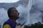 Agradacendo aos céus o privilégio de acordar em frente ao Salto Angel, no Parque Nacional Canaima, no sul da Venezuela